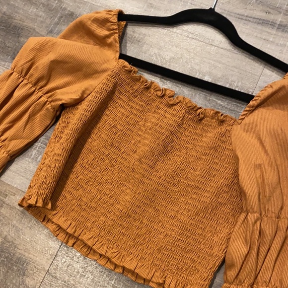 Crop with puff sleeves. - Picture 2 of 5